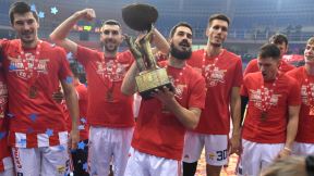 Igrači Crvene zvezde pozdravljaju navijače sa peharom Kupa Radivoja Koraća