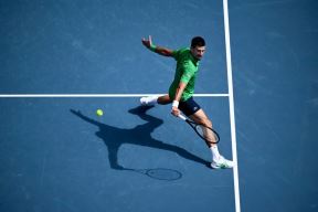 Novak Đoković udara lopticu na Australijan openu