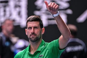 Novak Đoković pokazuje prstom.