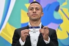 Tijago Alkantara drži papirić s imenom PSŽ na žrebu Lige šampiona.