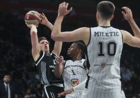 Aleksa Radanov pokušava da šutne na koš Kluža, dok ga čuvaju Molinar i Dušan Miletić