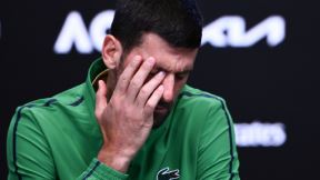 Novak Đoković se drži za glavu na konferenciji u Australiji