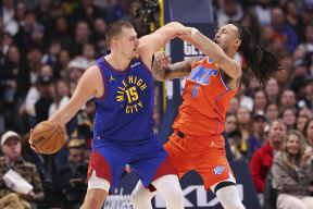 Nikola Jokić u duelu sa Vilijamsom.