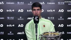 Karlos Alkaraz drži pehar i daje intervju za Eurosport.
