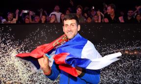 Novak Đoković sa zastavom Srbije.