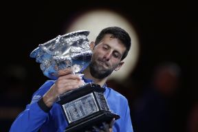Novak Đoković s peharom Australijan opena.