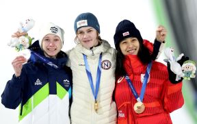 Šampionka ZOI Norvežanka Ana Odin Strom sa srebrnom Nikom Prevc iz Slovenije i trećeplasiranom Japankom Nozomi Marujamom