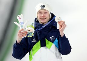Nika Prevc sa srebrnom medaljom na ZOI u Milanu i Kortini