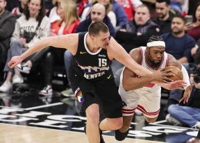 Nikola Jokić na utakmici protiv Čikaga gde je upisao istorijski tripl-dabl