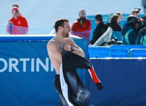Bendžamin Karl se oblači tokom slavlja na ZOI 2026