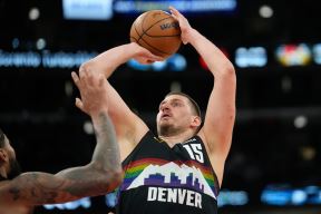 Nikola Jokić šutira na koš.