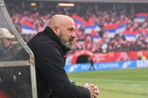 Dejan Stanković sedi na klupi Crvene zvezde.