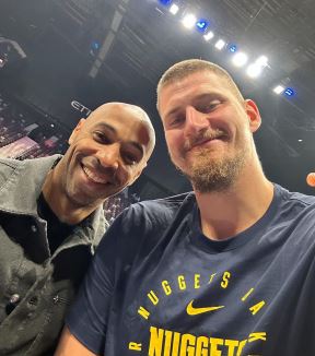 Nikola Jokić pravi selfi sa Tjerijem Anrijem.