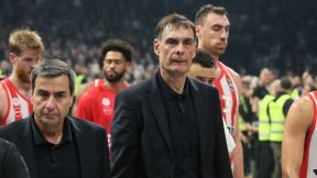 Jorgos Barcokas i Nikola Milutinov izlaze sa utakmice Olimpijakosa u Areni