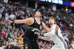 Nikola Jokić u duelu s košarkašem Memfisa.