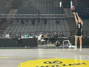 Vanja Marinković sa štakama (3).jpg