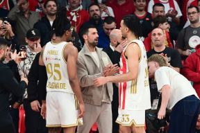 Novak Đoković priča sa Džordanom Nvorom na utakmici Olimpijakos Zvezda