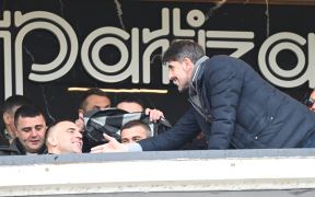 Veljko Paunović se pozdravlja sa Petrom Škuletićem u loži stadiona Partizana