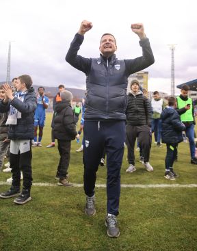 Nenad Lalatović slavi sa navijačima Pazara