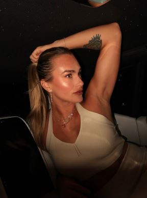 Arina Sabalenka pozira u limuzini