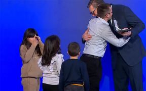 Učitelj Marko Čikarić  primio orden sa svojim đacima (1).jpg