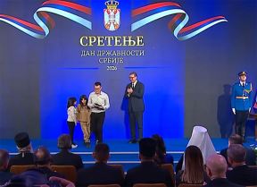 Učitelj Marko Čikarić  primio orden sa svojim đacima (4).jpg