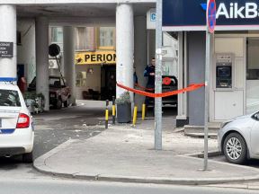 Otpala fasada u centru grada, policija i komunalci na terenu (3).jpg