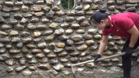 Ova žena sama je izgradila kamenu kuću usred šume