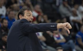Ergin Ataman daje instrukcije timu panatinaikosa protiv Efesa