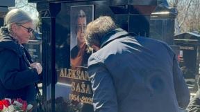 Ostoja Mijailovic poljubio i zagrlio grob Sase Popovica Suzana ga zagrlila (1).jpg