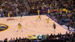 Nikola Jokić, na meču protiv Lejkersa.
