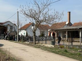 Stigao sator u dom Lazica Ocekuje se veliki broj ljudi na sahrani Darkovog brata Dragana (3).jpg
