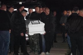 Telo pokojnog Dragana Lazića stiglo je u porodičnu kuću (4).jpg