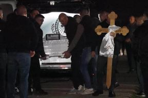 Telo pokojnog Dragana Lazića stiglo je u porodičnu kuću (5).jpg