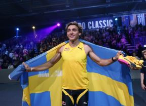 Mondo Duplantis ogrnut u švedsku zastavu slavi obaranje svetskog rekorda u Upsali