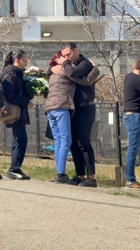 Draganovi prijatelji doneli štap za pecanje Darku Laziću On ne može sebi da dođe od suza (9).jpg