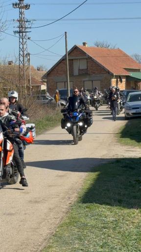 Desetine bajkera stiglo da isprati rodjenog brata Darka Lazica na vecni pocinak (4).jpg
