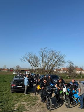 Velika kolona bajkera stigla na mesto gde ce pocivati brat Darka Lazica (1).jpg