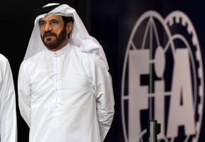 Mohamed Ben Sulajem predsednik FIA kraj logoa te organizacije
