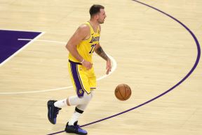 Luka Dončić vodi loptu na utakmici Lejkersa
