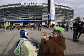 NFL navijači se slikaju pred stadionom Metjlajf