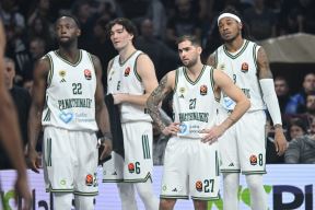 Rišon Holms sa saigračima iz Panatinaikosa na utakmici protiv Partizana