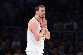 Nikola Jokić drži prste ispod brade, dok je izgreban.