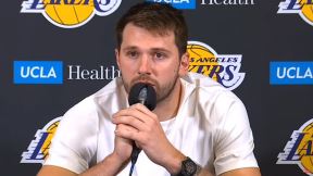 Luka Dončić s mikrofonom u rukama daje izjavu.
