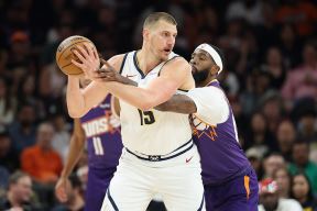 Nikola Jokić u duelu protiv Finiksa.