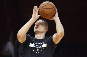 Nikola Jović na meču Majamija
