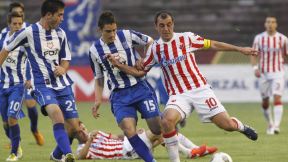 Petar Golubović u duelu protiv Nenada Milijaša na utakmici Zvezda OFK Beograd