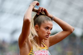 Alisa Šmit vezuje kosu pre trke na Evropskom prvenstvu 2022 godine u Berlinu