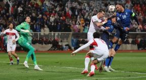 Kapiten Kosova Vedat Murići šutira na gol kraj turskih igrača u baražu za Svetsko prvenstvo 2026