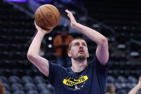 Nikola Jokić na zagrevanju u Denveru